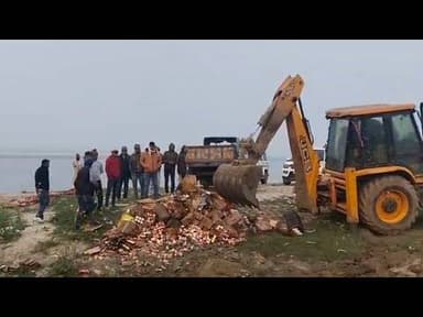 खुसरूपुर में पुलिस ने अवैध शराब को किया विनष्ट।