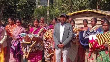 बंदगांव: बंदगांव के नक्सल प्रभावित कांडेयोंग वन ग्राम में बीडीओ ने 24 बिरहोर परिवारों को मुफ्त कंबल बांटे