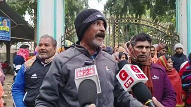 লালগোলা বিডিও অফিস ঘেরাও করে বিক্ষোভ জানাচ্ছেন
তারানগরবাসী।