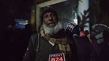 লালগোলা বিডিও অফিস ঘেরাও করে বিক্ষোভ জানাচ্ছেন
তারানগরবাসী।