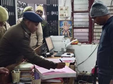 आलापुर: अपर पुलिस अधीक्षक ने जैतपुर थाने का निरीक्षण किया, अभिलेखों के रखरखाव की हकीकत परखने के बाद किया पौधारोपण