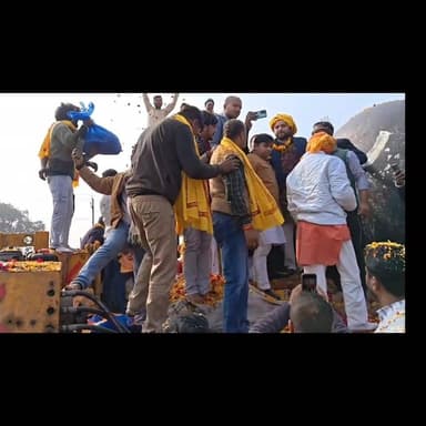 दुनिया के सबसे बड़े शिवलिंग पर JCB से बरसाए गए 5 क्विंटल फूल, गोपालगंज में सनातनियों की उमड़ी भीड़।
#bihar #news #gopalg...