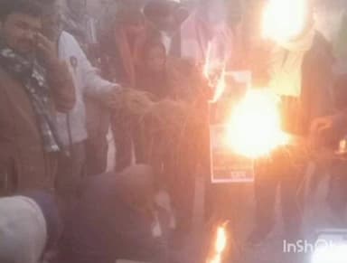 छौड़ाही: बैंगा मोड़ पर उत्तराखंड मंत्री के बयान के विरोध में किया गया पुतला दहन