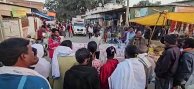 फरसाबहार: ऊपरकछार पुलिस ने साप्ताहिक बाजार में चलाया सड़क सुरक्षा जागरूकता अभियान