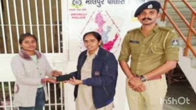 માલપુર: માલપુર પોલીસે તેરા તુજકો અર્પણ અંતર્ગત અરજદારનો ગુમ થયેલ મોબાઈલ ફોન શોધી પરત કર્યો