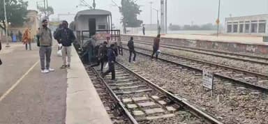 मूंडवा: मूंडवा में माल गाड़ी एक नम्बर प्लेटफार्म पर खड़ी रही, तीन यात्री ट्रेनों को रोका गया दो नम्बर प्लेटफार्म पर