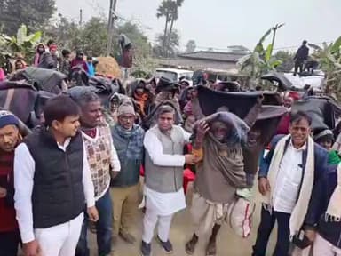 मोरवा: विधायक रणविजय साहू द्वारा मोरवा प्रखंड क्षेत्र के विभिन्न पंचायतों में कंबल का वितरण