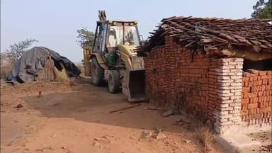 लिधौरा: गोटेट: जंगल में अतिक्रमण के खिलाफ दो दिन कार्रवाई, कच्चे-पक्के मकान जमींदोज