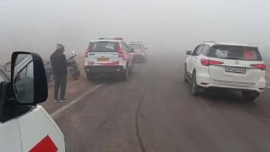 महाराजपुर: घने कोहरे के कारण अटरा सरकार के पास दो ट्रक टकराए, घायल ज़िला अस्पताल में भर्ती