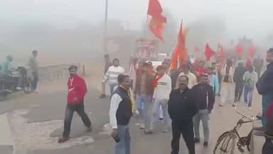 भौती से करेरा बगीचा धाम तक हिन्दू एकता पदयात्रा आज सुबह शुरू हुई हजारों की संख्या में हिन्दू शामिल जयकारो के साथ चलते हु