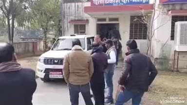 मालपुरा: मालपुरा से घाटी मार्ग पर महिला अधिवक्ता के साथ अभद्रता के विरोध में वकीलों ने DYSP को सौंपा ज्ञापन