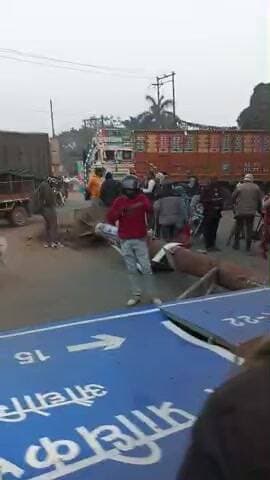 गीड़ा सेक्टर 15 में गीड़ा का सेक्टर निर्देशक बोर्ड डंपर के धक्का मारने से गिर गया जिससे एक मासूम मजदू