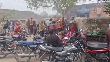 हमीरगढ़: खाद के लिए परेशान किसान एक बार फिर सहकारी समिति के बाहर लाइन में खड़ा नजर आया, भीड़ लगी