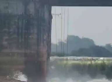 ರಬಕವಿ-ಬನಹಟ್ಟಿ: ಮುರಿದ ಹಿಪ್ಪರಗಿ ಬ್ಯಾರೇಜ್ನ 22ನೇ ಗೇಟ್; ಕೃಷ್ಣ ನದಿ ನೀರು ಪೋಲು, ಸ್ಥಳಕ್ಕೆ ದೌಡಾಯಿಸಿದ ಅಧಿಕಾರಿಗಳು