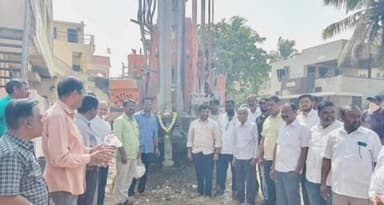 ಲಕ್ಷ್ಮೇಶ್ವರ: ಪಟ್ಟಣದಲ್ಲಿ ಕೊಳವೆಬಾವಿ ಕೊರಿಯುವ ಕಾರ್ಯಕ್ಕೆ ಶಾಸಕ ಡಾ. ಚಂದ್ರು ಲಮಾಣಿ ಚಾಲನೆ