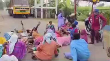 குமாரபாளையம்: சமயசங்கிலியில் பொங்கல் தொகுப்பில் கரும்பு கொள்முதல் செய்வதில் முறைகேடு நடப்பதாக கூறி கரும்பு விவசாயிகள் மறியல் போராட்டம் நடத்தினர்