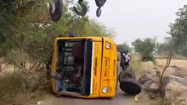 திருச்செங்கோடு: வையப்பமலையில் தனியார் பள்ளி வேன் சக்கரம் தனியாக கழன்று விழுந்ததால் குழந்தைகள் உட்பட ஆறு பேர் காயமடைந்தனர்