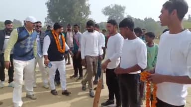 चकिया सेक्टर नम्बर 3 से युवाओं में लोकप्रिय प्रत्याशी राम सिंहासन सिंह सरैया में क्रिकेट मैच का उदघाटन करते हुए