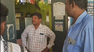 பென்னாகரம்: பென்னாகரம் அருகே தொடர் மின்வெட்டை கண்டித்து மின்வாரிய அலுவலகம் முற்றுகை
சாலை மறியல