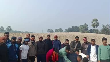 पटोरी: मां सीता हाई स्कूल के पास फोरलेन पर फिजिकल की तैयारी कर रहे युवाओं ने की पूजा-अर्चना