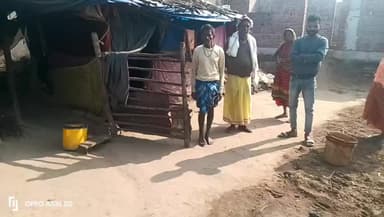 चलकुशा: चलकुसा के मनैया, हरिजन टोला के सहदेव पासवान कड़कड़ाती ठंड में झोपड़ी में रहने को मजबूर