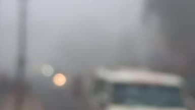 कोहरे की सफेद चादर में लिपटा झांसी, वाहनों की स्पीड हो गई स्लो, रेंग-रेंग कर जा रहे वाहन
#jhansi #foggymorning #fog #jh...