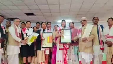 ঢকুৱাখানা ভাগ: ঢকুৱাখনাৰ বাসুদেৱথান নৰোৱা সত্ৰত ৩ শিক্ষাৰ্থীক অচ্যুত চন্দ্ৰ দেৱগোস্বামী আৰু মহেশ চন্দ্ৰ দেৱগোস্বামী সোঁৱৰণী বঁটা প্ৰদান