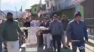 सोमेश्वर: दौलाघट में कांग्रेस कार्यकर्ताओं ने किया प्रदर्शन, कैबिनेट मंत्री रेखा आर्या के पति गिरधारी लाल साहू का फूंका पुतला