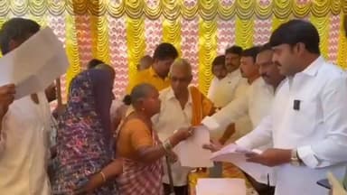 పీసపాడులో పాస్ పుస్తకాలు పంపిణీ చేసిన ఎమ్మెల్యే భాష్యం ప్రవీణ్