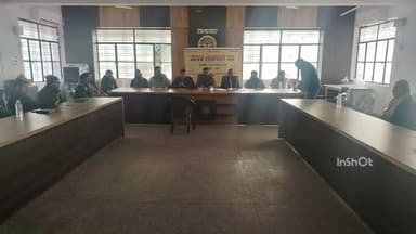 अतर्रा: आज मंगलवार को अपराह्न करीब 3 बजे उत्तर प्रदेश लेखपाल संघ जनपद शाखा बांदा की त्रैमासिक बैठक आयोजित की गई