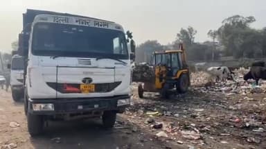 सरिता विहार: जैतपुर वार्ड में नगर निगम का स्वच्छता अभियान, जेसीबी से हो रहा कूड़े का उठाव