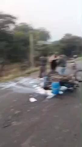 ગારિયાધાર: ગારીયાધાર–પાલીતાણા રોડ ઉપર પરવડી ગામ નજીક બાઈક અથડાતા દુધ ભરેલા કેન રસ્તા પર ફરી વળ્યા