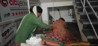 चिनिया: बाजार से लौट रही महिला को अज्ञात बाइक ने मारी टक्कर, इलाके में मचा हड़कंप