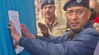 टेटिया बम्बर: मंजुरा गांव: चुनावी रंजिश में मारपीट के 13 फरार अभियुक्तों के घर पुलिस ने इश्तेहार चस्पा किया