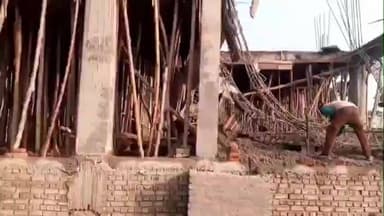 मैनाटांड़: पंचायत सरकार भवन निर्माण में बड़ा हादसा, छत का सेंटरिंग गिरने से मजदूर गंभीर घायल