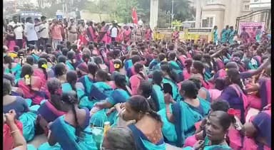 மயிலாடுதுறை: அங்கன்வாடி ஊழியர் மற்றும் உதவியாளர் சங்கம் சார்பில் மயிலாடுதுறை மாவட்ட ஆட்சியர் அலுவலகம் எதிரே சாலை மறியல் போராட்டம் நடைபெற்றது