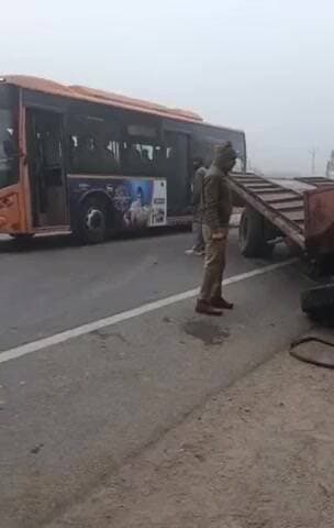 घाटमपुर: बरनाव मोड़ पर तेज रफ्तार ट्रक और डीसीएम में टक्कर, डीसीएम चालक की हुई मौत