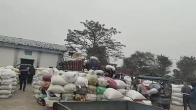 হরিহরপাড়া: দালালচক্রের দৌরাত্ম্যে ধান বিক্রি করতে পারছে না চাষিরা, হরিহরপাড়া কিষাণ মান্ডিতে ক্ষোভ কৃষকদের