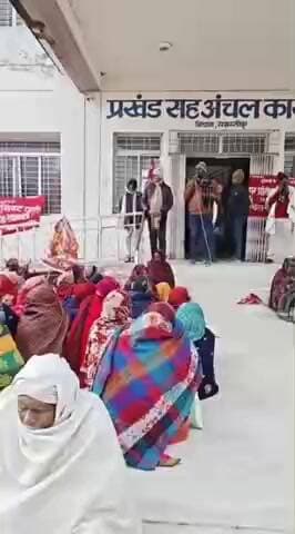 बिथान: बिथान प्रखंड कार्यालय परिसर में विभिन्न मांगों को लेकर धरना प्रदर्शन