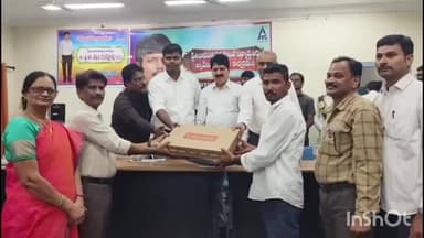 భద్రాచలం: ITC ఆధ్వర్యంలో గిరిజన విద్యార్థులకు లాప్టాప్ లు అందజేసిన ఐటీడీఏ పీవో రాహుల్, భద్రాచలం ఎమ్మెల్యే తెల్లం వెంకట్రావు