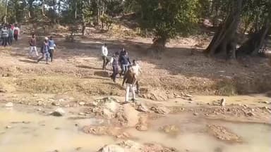 दारू: दिगवार के बेलवा टोंगर में प्रशिक्षु आईएएस ने ग्रामीणों का जाना हाल, सड़क निर्माण का दिया भरोसा