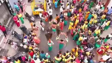 சிவகாசி: திருச்செந்தூர் பாதயாத்திரை செல்லும் பக்தர்கள் முக்கிய வீதிகளின் வழியாக ஊர்வலமாக வந்து பாதயாத்திரை தொடங்கினார்