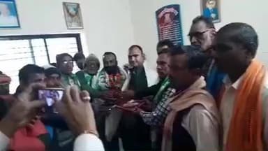 मनातू: मनातू झामुमो के नेताओं ने थाना प्रभारी विक्की कुमार से की मुलाकात