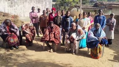 सेन्हा: सेन्हा प्रखंड में जिला परिषद सदस्य राधा तिर्की ने सेन्हा व चितरी-डाडू पंचायत के 15 असहाय वृद्धों को कंबल वितरित किए