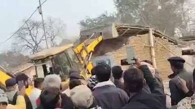 नवगछिया: स्टेशन रोड नवगछिया में रेलवे प्रशासन का बुलडोजर एक्शन, 80 अवैध दुकानें और निर्माण हटाए गए