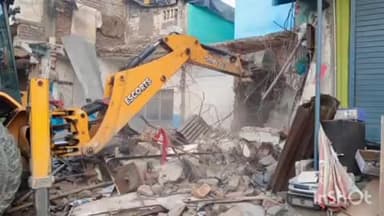 कोटवा: उच्च न्यायालय के निर्देश पर मंगलवार को कोटवा में प्रशासन ने विवादित भूमि को खाली कराया