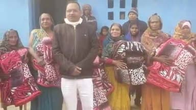 ठाकुरगंगटी: जिला परिषद सदस्य निरंजन पोद्दार ने मंगलवार को जरूरतमंदों के बीच कंबल वितरित किए