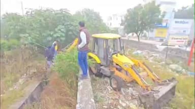 विजयनगर: बिजयनगर वार्ड नं 23 में नृसिंह द्वारा रोड पर नाले में गिरे गौवंश को गौ सेवकों की टीम ने JCB मशीन से रेसक्यू कर निकाला