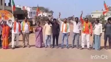 అశ్వారావుపేట: దమ్మపేట నాగేంద్ర స్వామి ఆలయ సమీపంలో ఉన్న మద్యం దుకాణాన్ని తొలగించాలంటూ రోడ్డుపై నిరసన చేపట్టిన బిజెపి నాయకులు