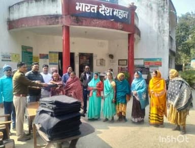 मरकच्चो: मरकच्चो थाना प्रांगण में एसआई ने जन्मदिन पर गरीबों के बीच कंबल वितरित किए